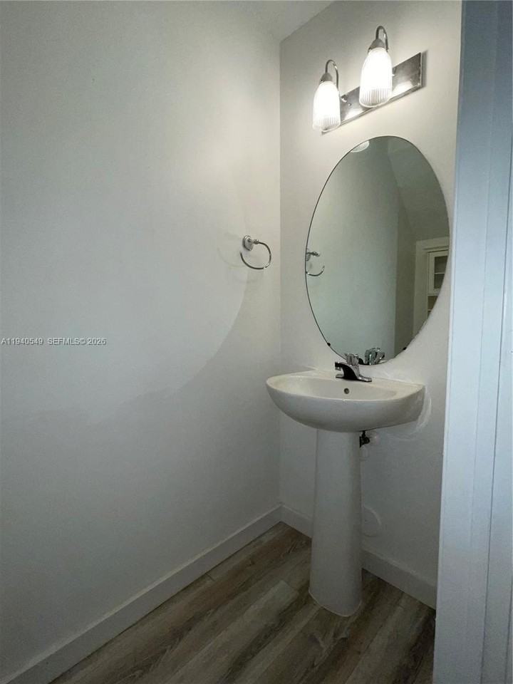 207 Mallory Ct #207 - Photo 7 of 18