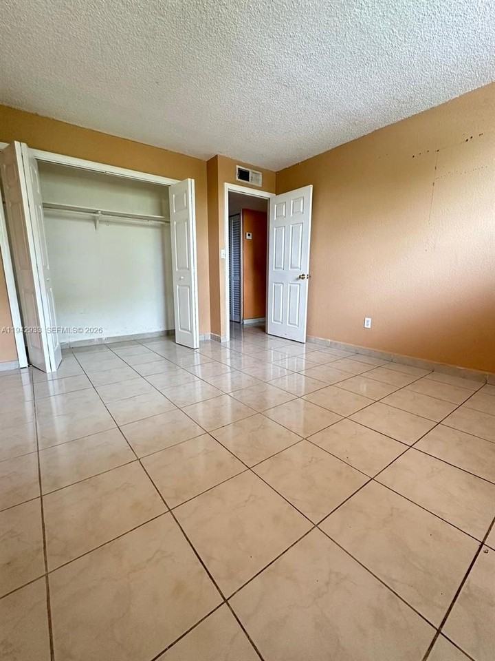 606 W 81st St #305 - Photo 6 of 11