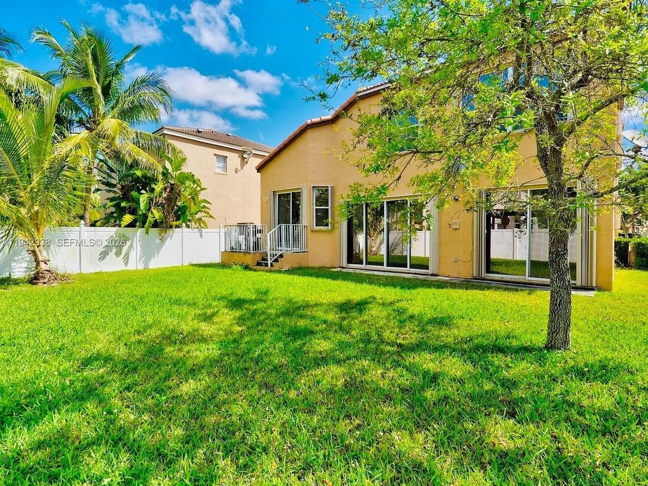 4910 Sw 163rd Ave - Photo 6 of 24