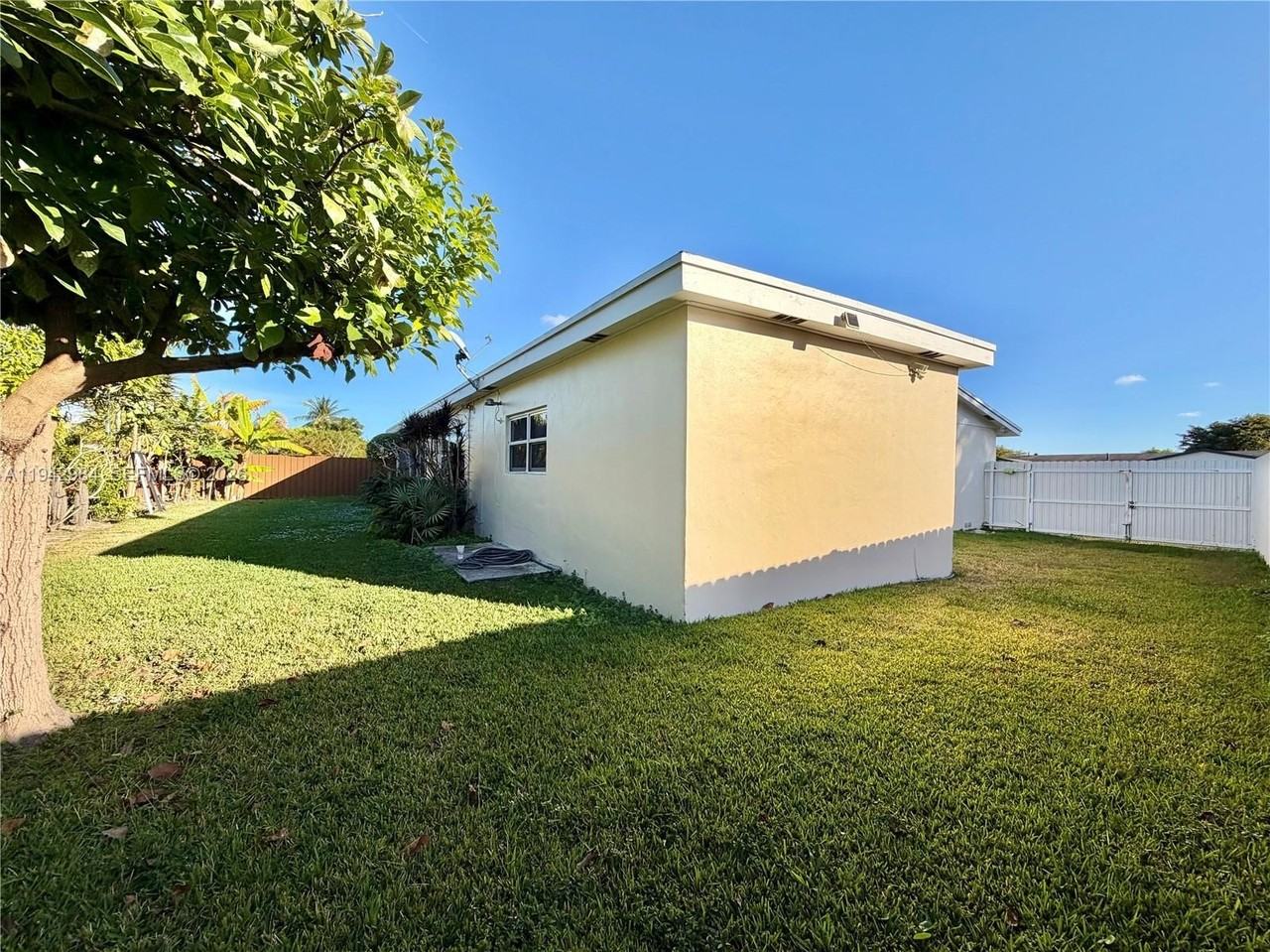 12111 Sw 107th St - Photo 4 of 27