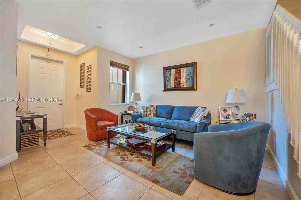 7806 Nw 116th Pl - Photo 4 of 35