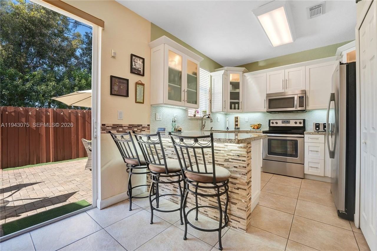 7806 Nw 116th Pl - Photo 5 of 35