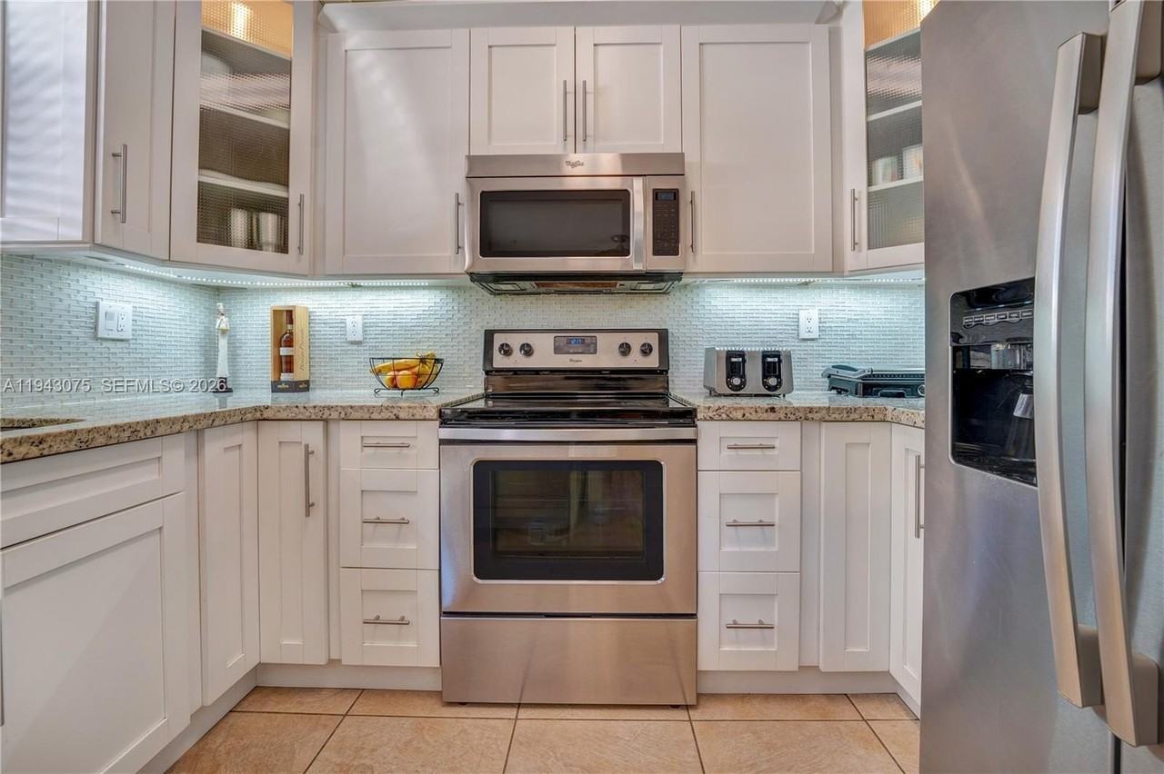 7806 Nw 116th Pl - Photo 7 of 35