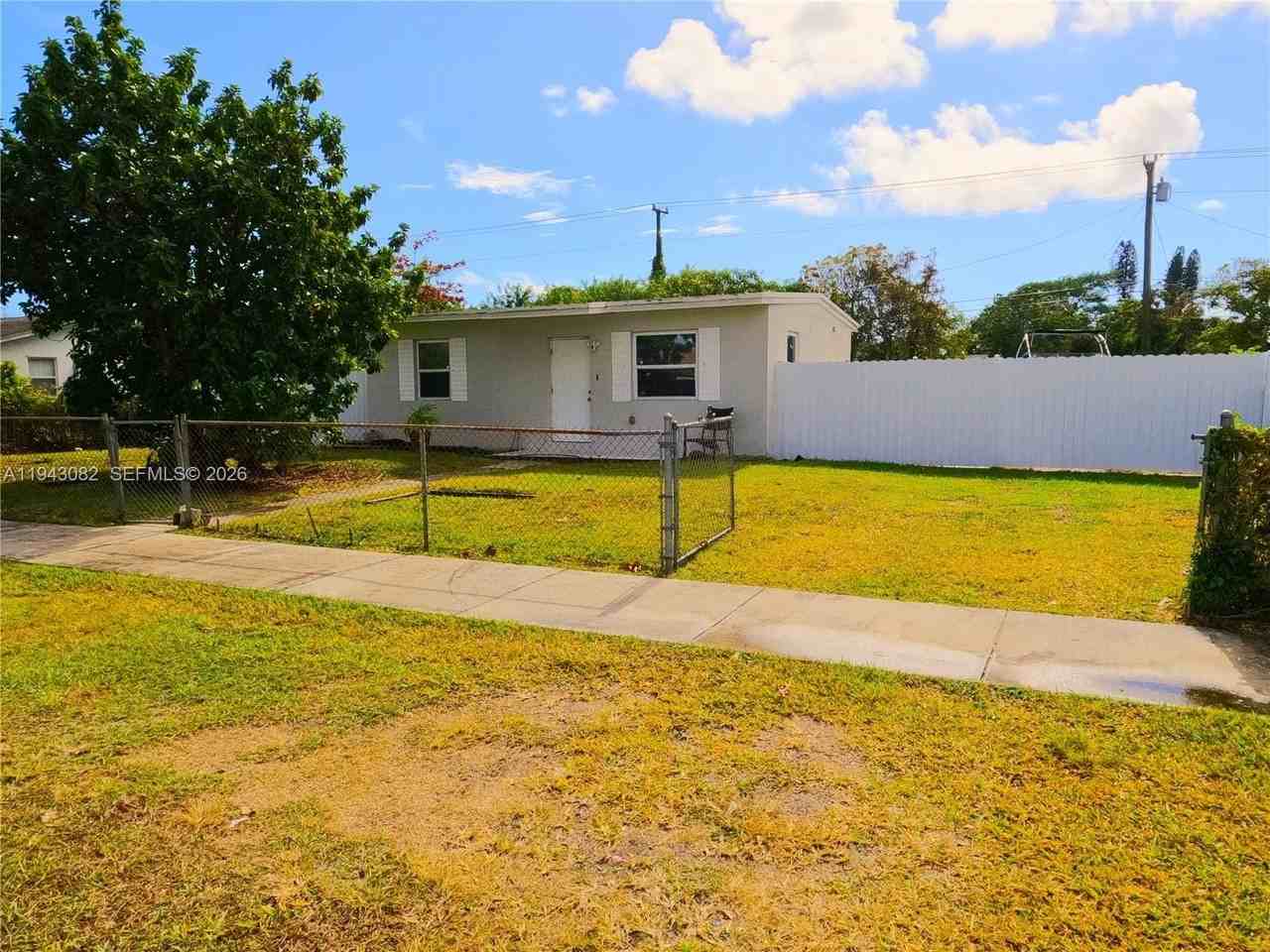 10450 Sw 182nd St - Photo 2 of 18