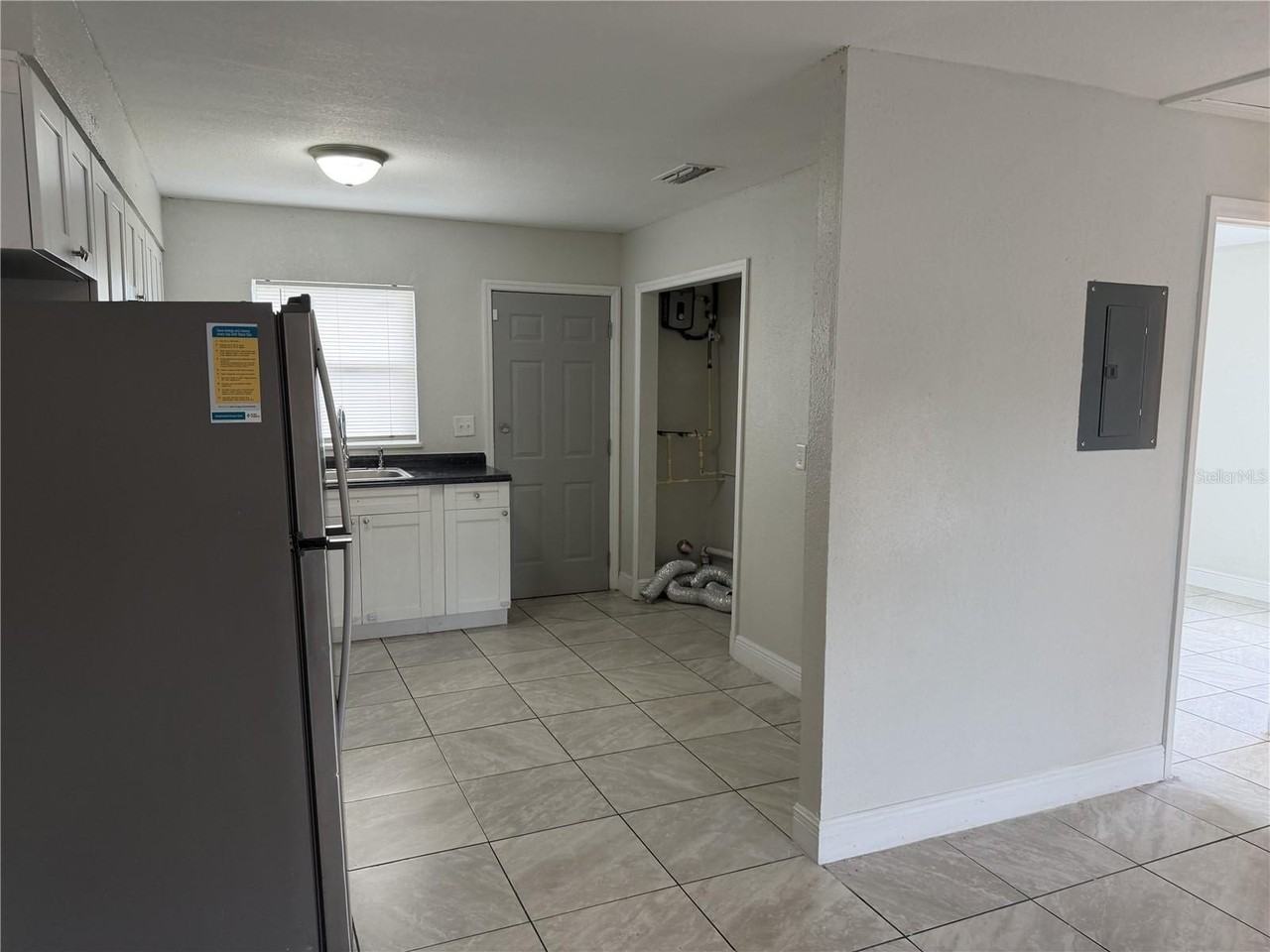 1112 Martin St - Photo 4 of 21