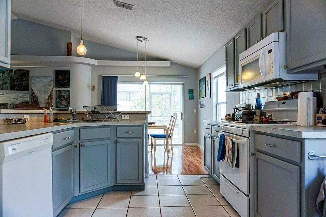 205 Nicholson Dr - Photo 4 of 14