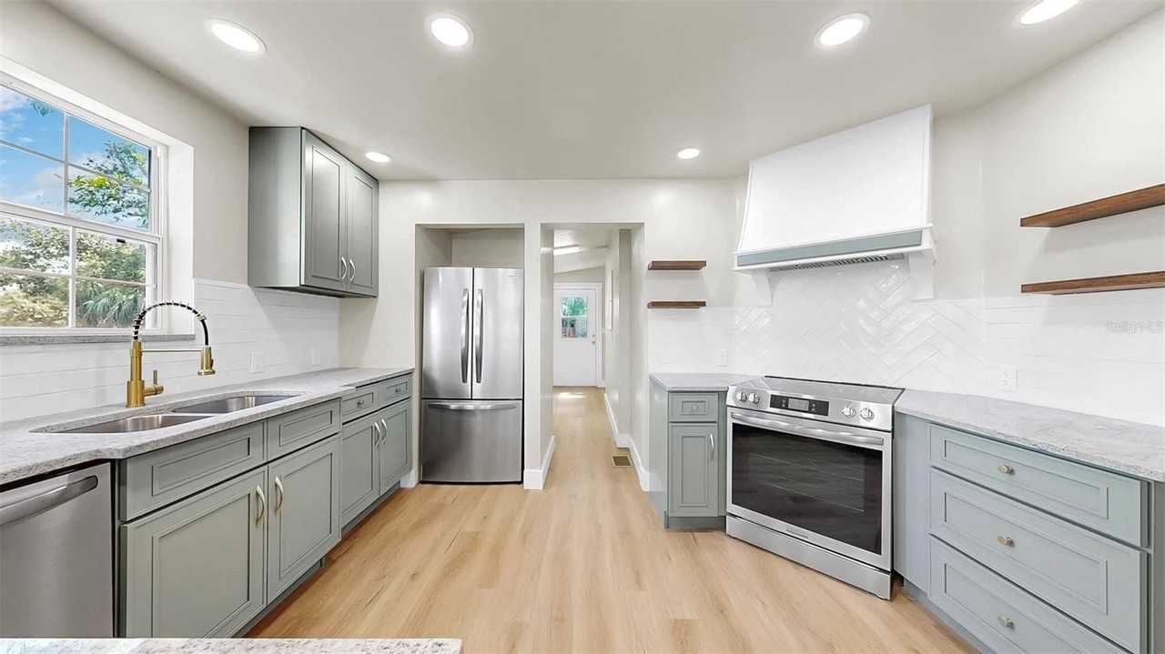 1005 45th St W - Photo 7 of 20