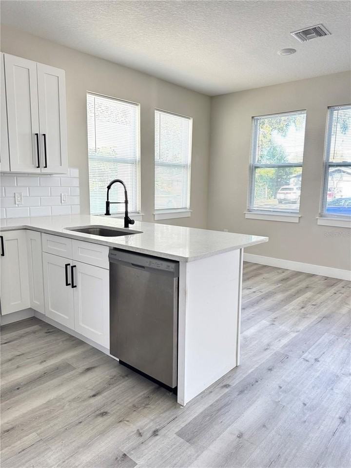 6900 Dartmouth Ave N - Photo 5 of 14