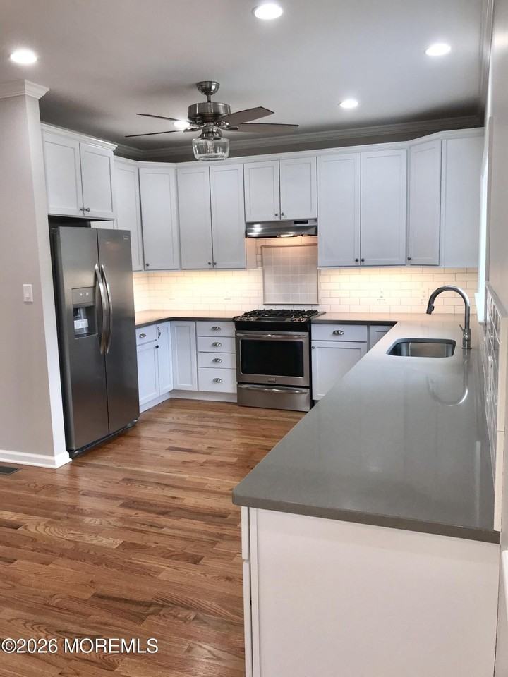 504 N Lake Dr - Photo 2 of 9