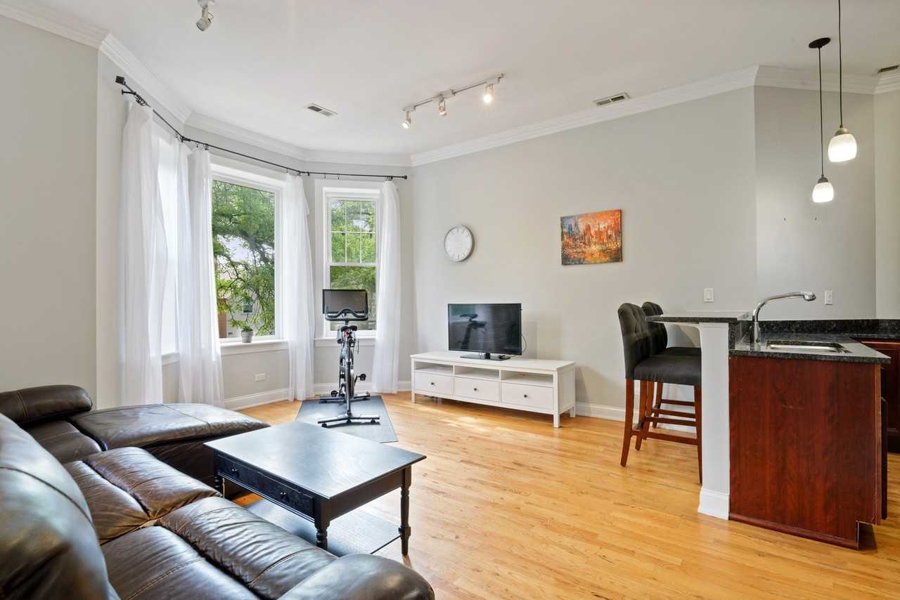 3734 N Clifton Ave Apt 2 #2 - Photo 3 of 12