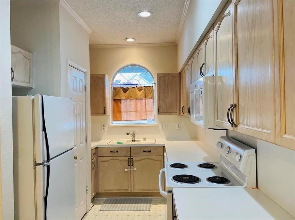 6008 Longley Ct - Photo 4 of 8