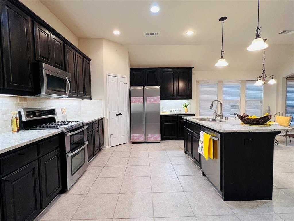 409 Spring Creek Dr - Photo 5 of 18