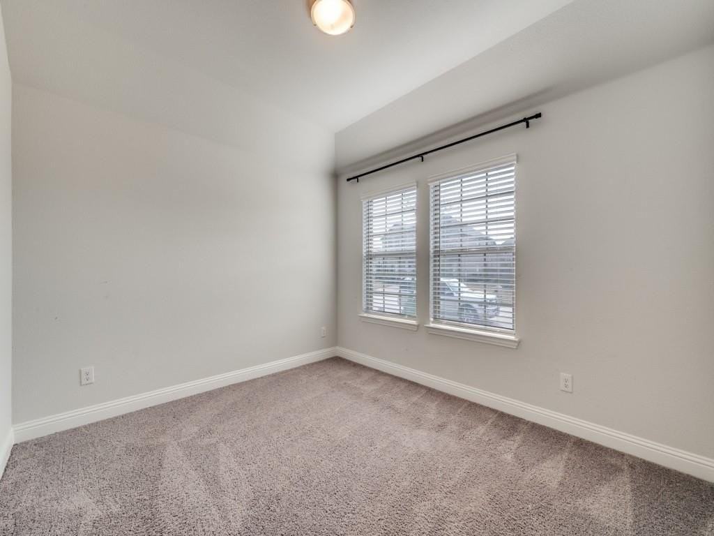 930 Waterview Dr - Photo 4 of 17