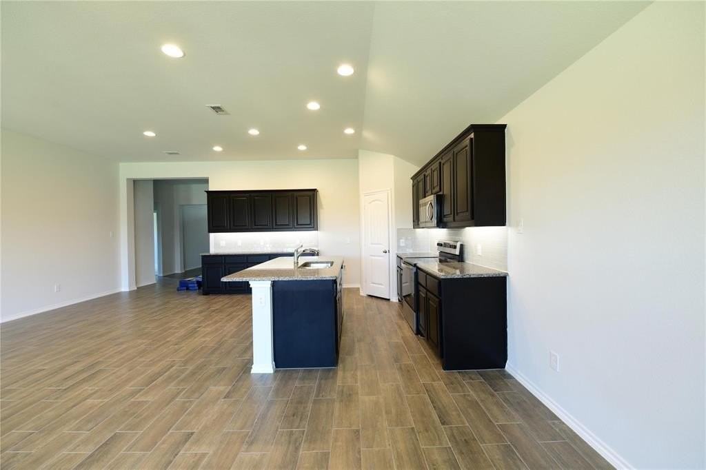 4713 Avion Dr - Photo 3 of 12