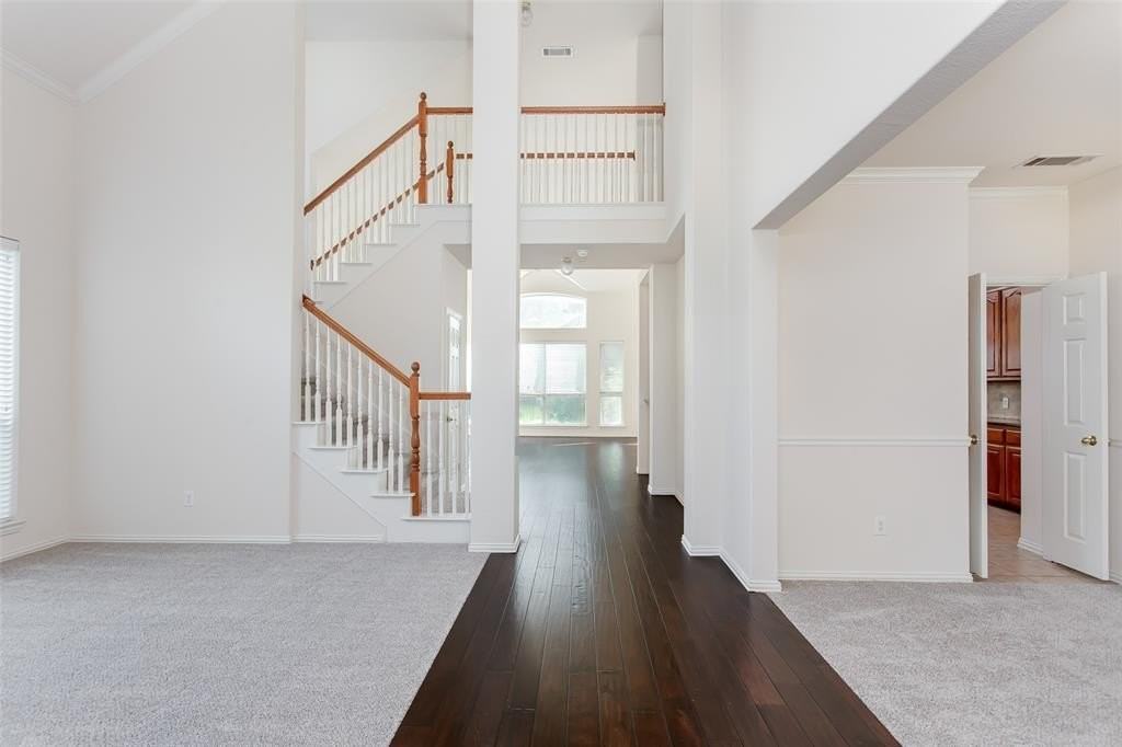 915 Falcon Trl - Photo 3 of 40