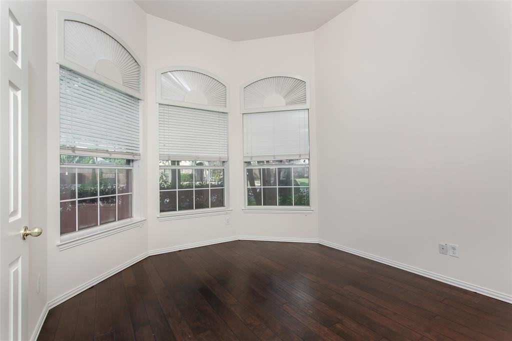 915 Falcon Trl - Photo 4 of 40