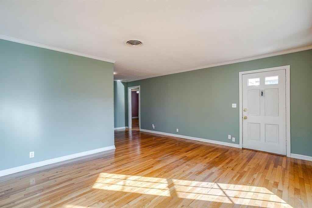 4412 Calmont Ave - Photo 5 of 32