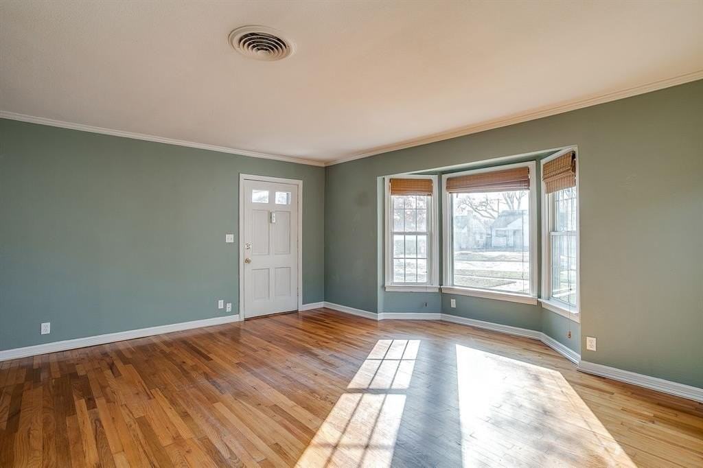 4412 Calmont Ave - Photo 6 of 32