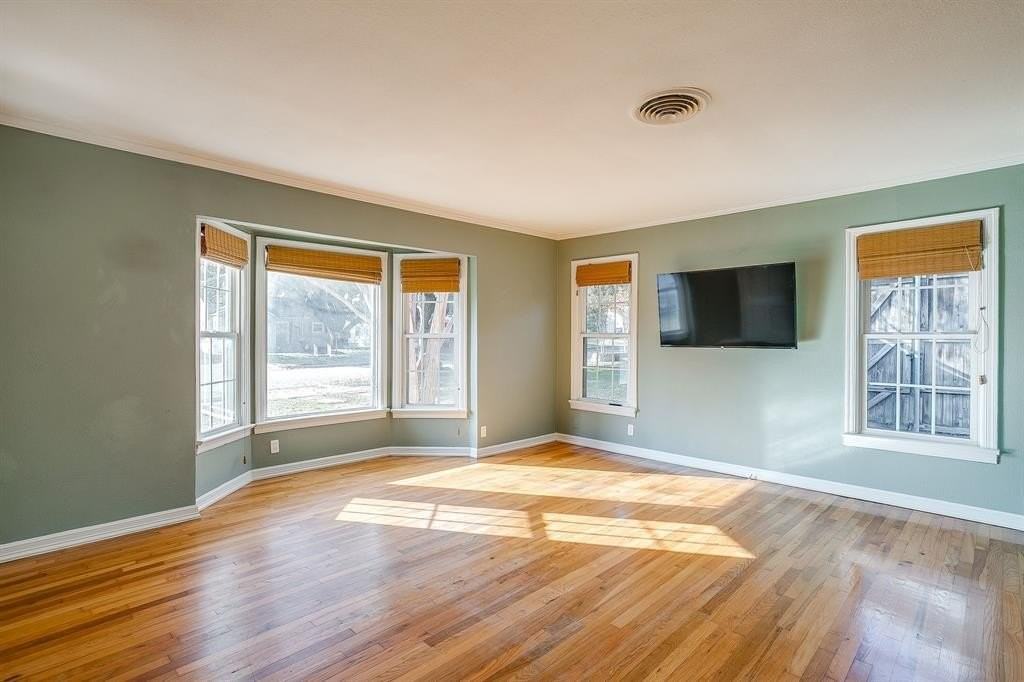 4412 Calmont Ave - Photo 7 of 32