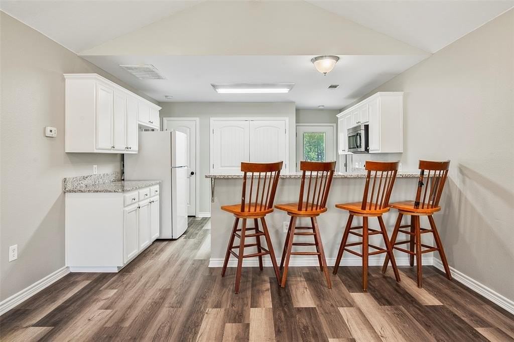 1511 N Brents Ave - Photo 4 of 24