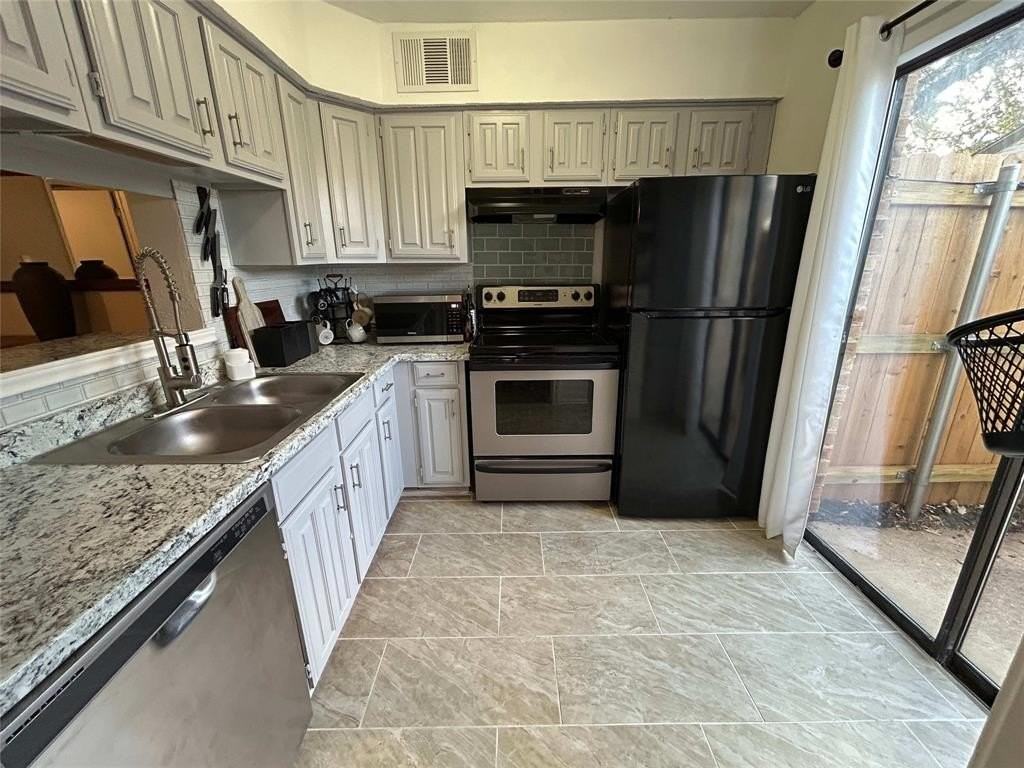 6024 Stoneybrook Dr - Photo 3 of 12