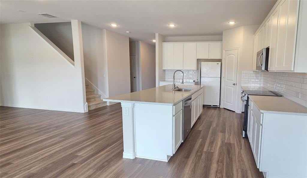 916 Elizabeth St - Photo 5 of 31