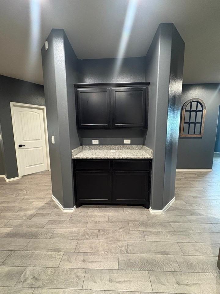 2027 Ebbets Dr - Photo 4 of 14