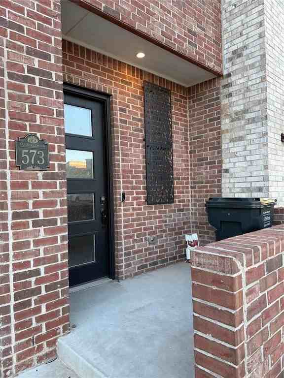 573 S Fretz Ave - Photo 4 of 20