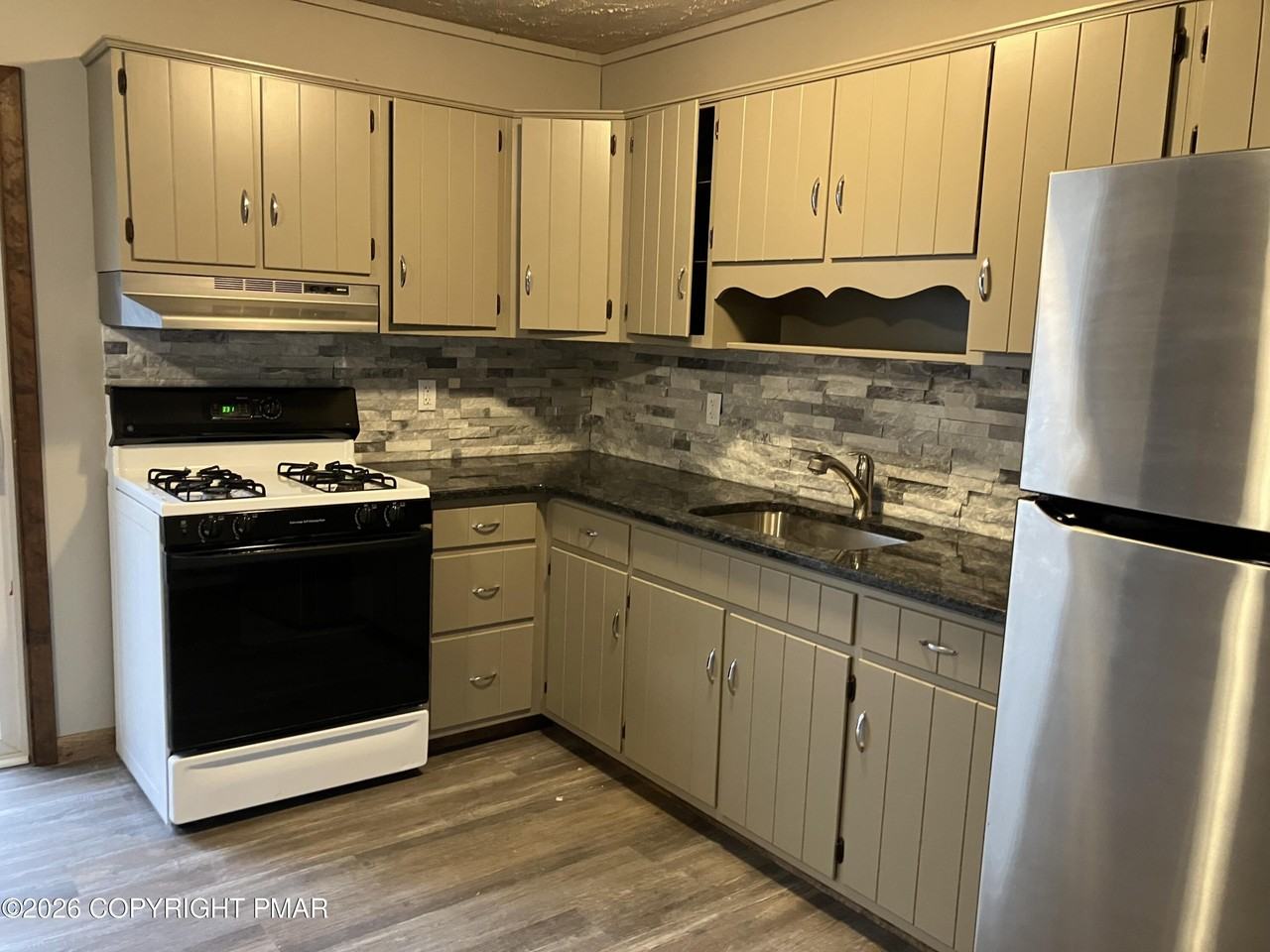 102 Whitman Ln - Photo 6 of 17