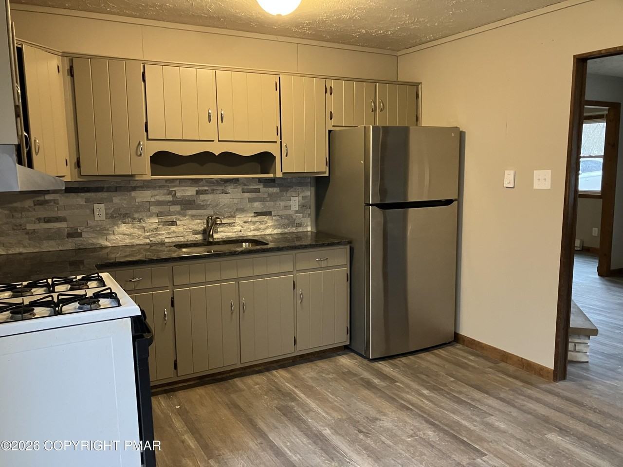 102 Whitman Ln - Photo 7 of 17