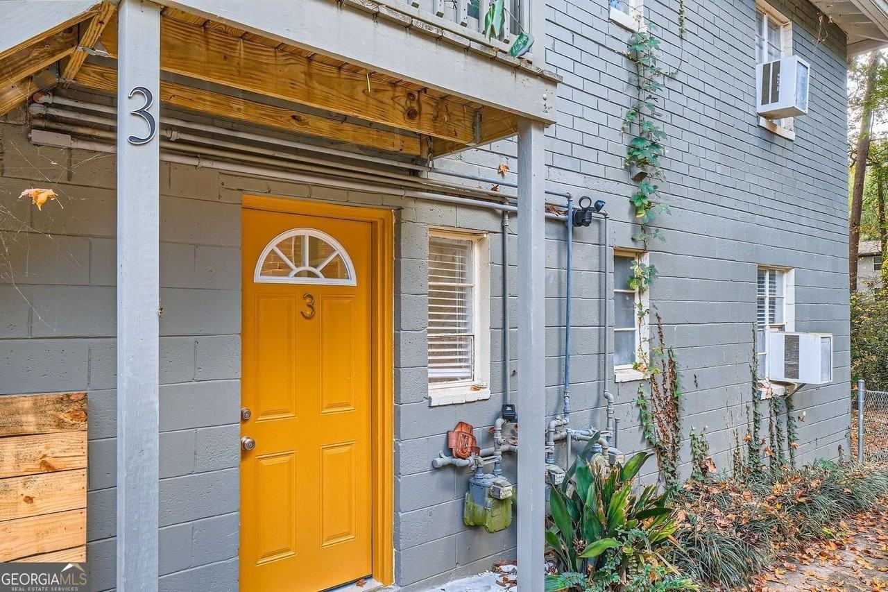 121 Fairview St - Photo 2 of 11