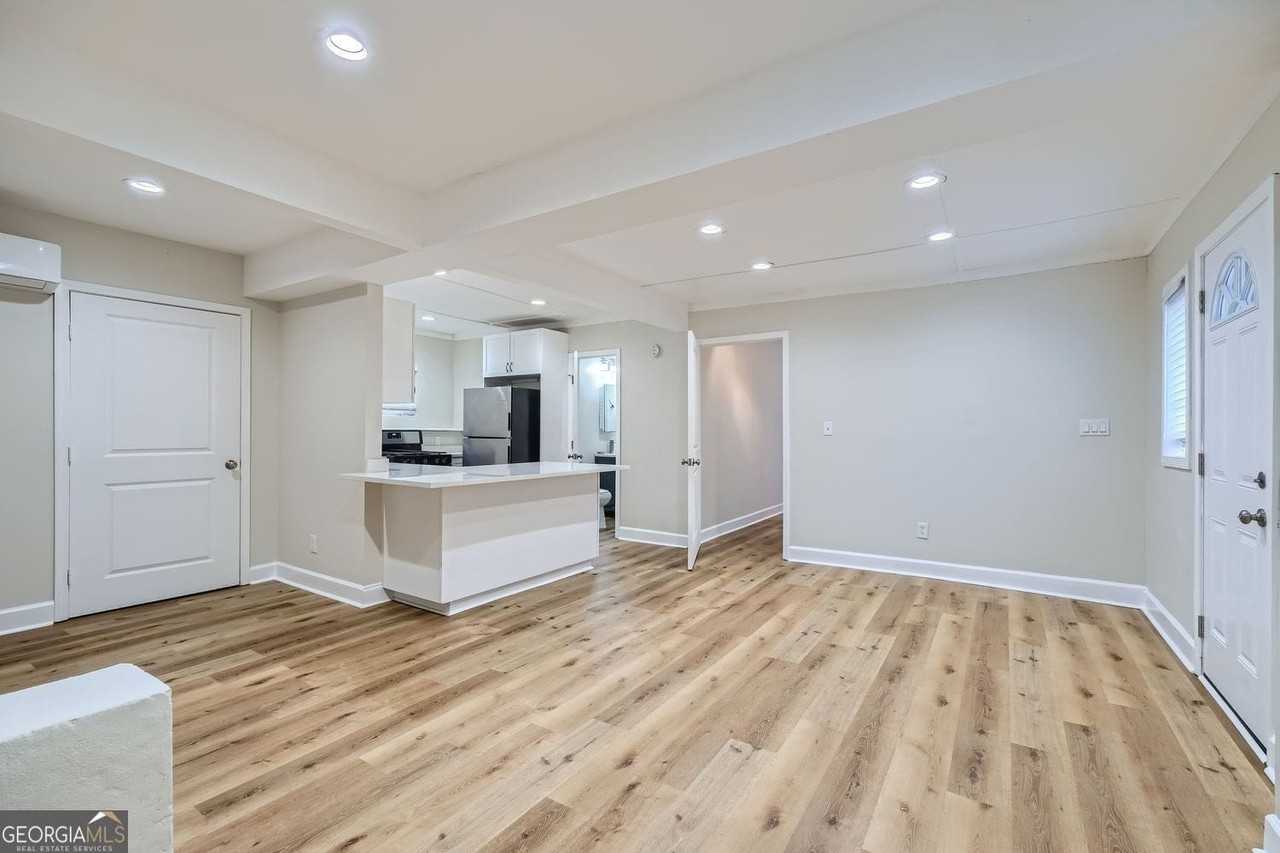 121 Fairview St - Photo 4 of 11