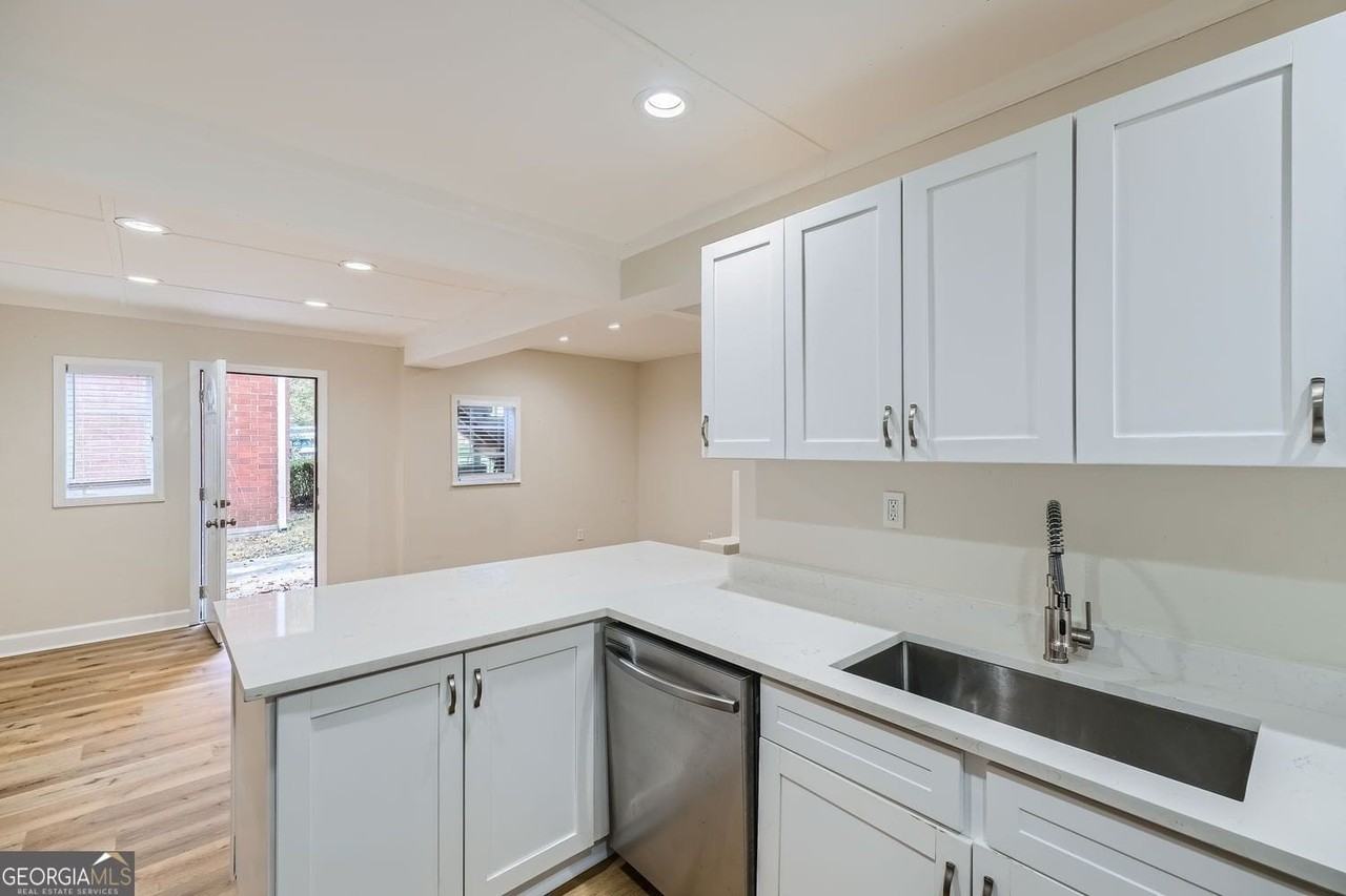 121 Fairview St - Photo 6 of 11