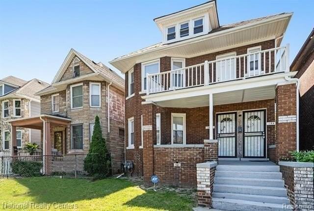 1045 Casgrain St - Photo 2 of 19