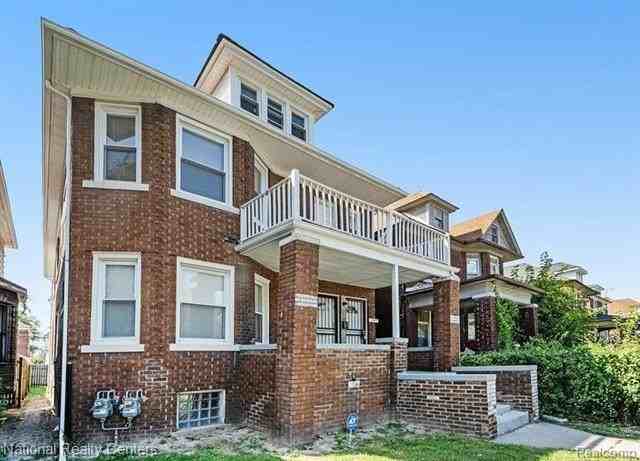 1045 Casgrain St - Photo 5 of 19