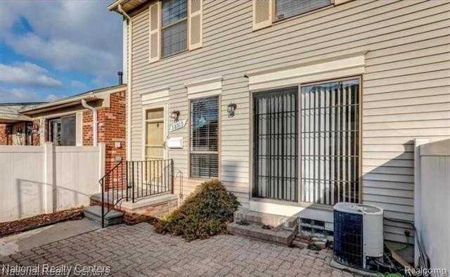 38915 Golfview Dr E - Photo 2 of 17