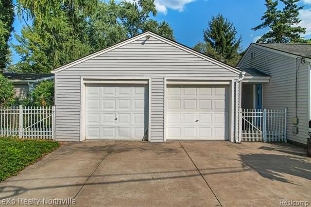 23930 Cass Ave - Photo 5 of 45