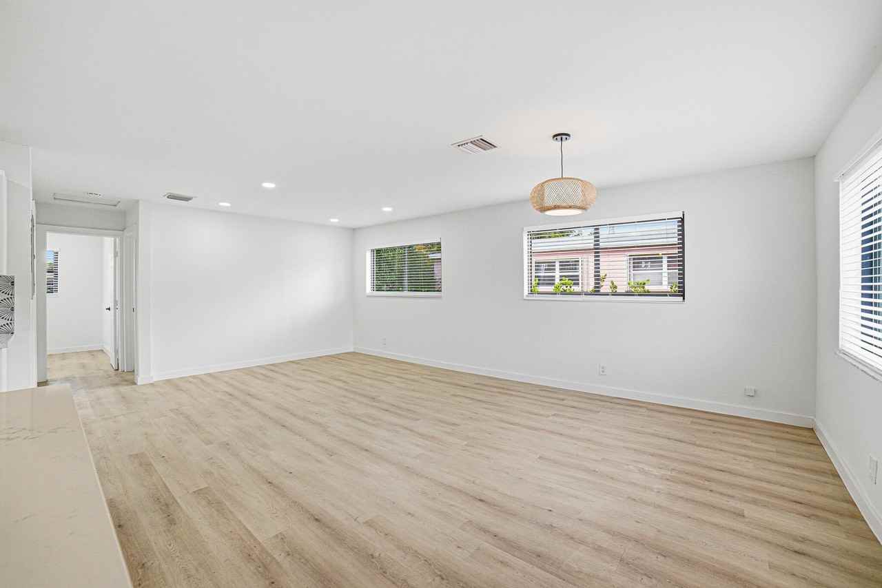 328 Sw 11th Ave - Photo 3 of 25