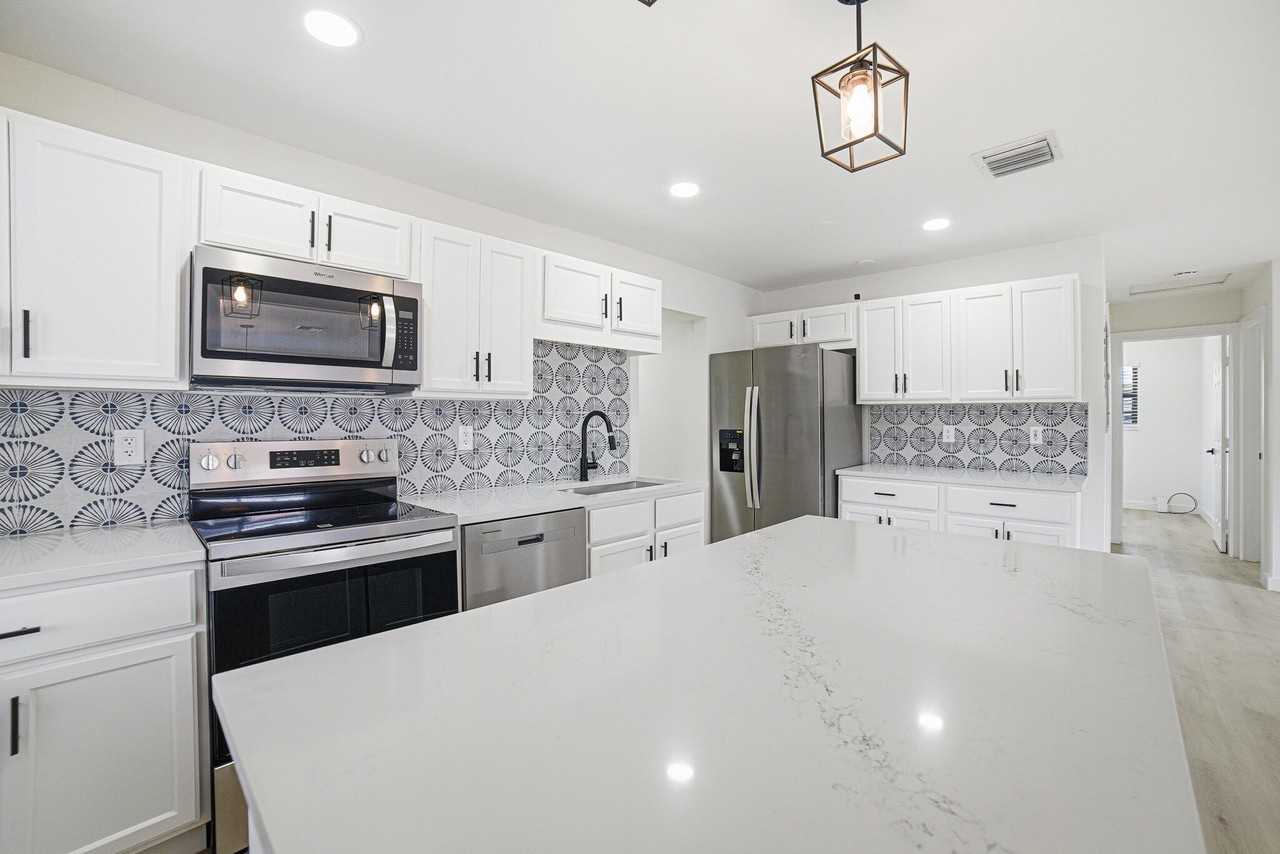 328 Sw 11th Ave - Photo 7 of 25