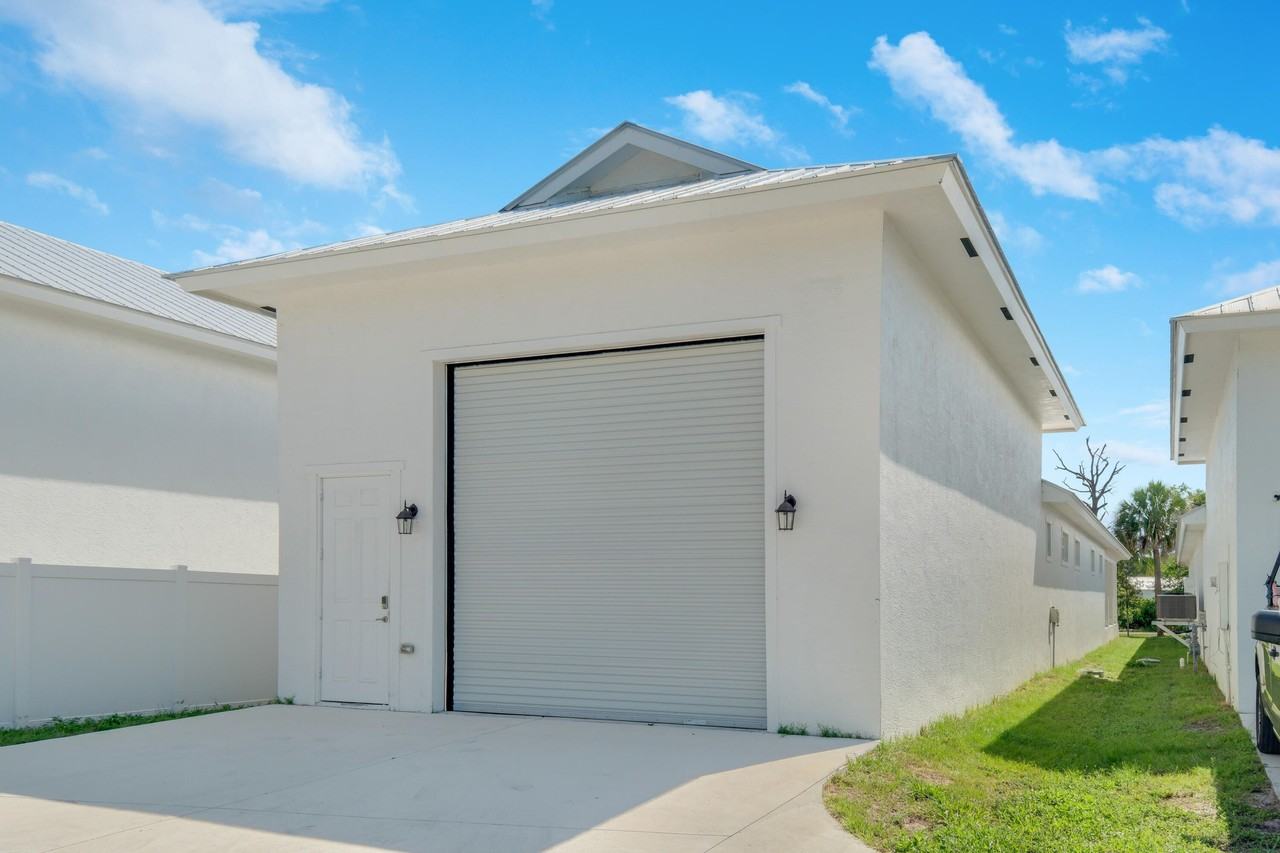 4982 Se Railway Ave - Photo 3 of 34