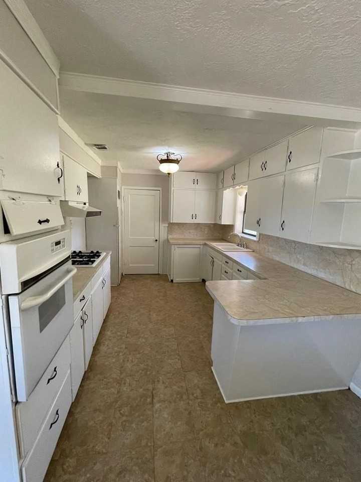 711 N Monroe St - Photo 6 of 16