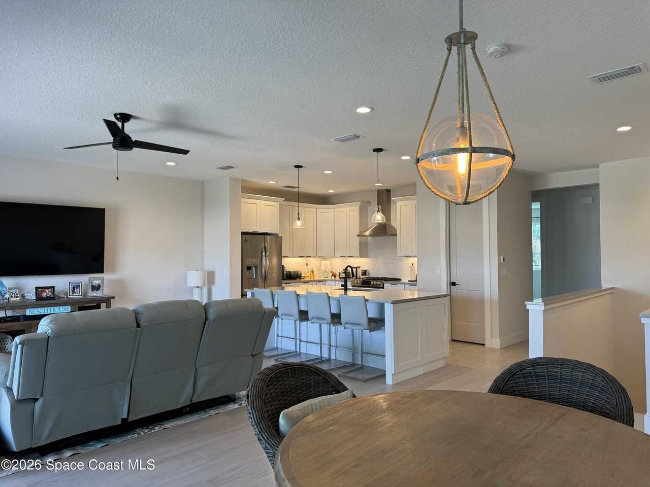 223 6th Ave - Photo 4 of 16