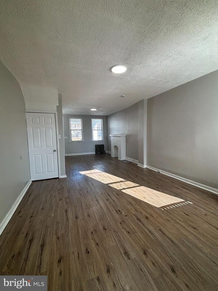 1623 Carswell St - Photo 4 of 21