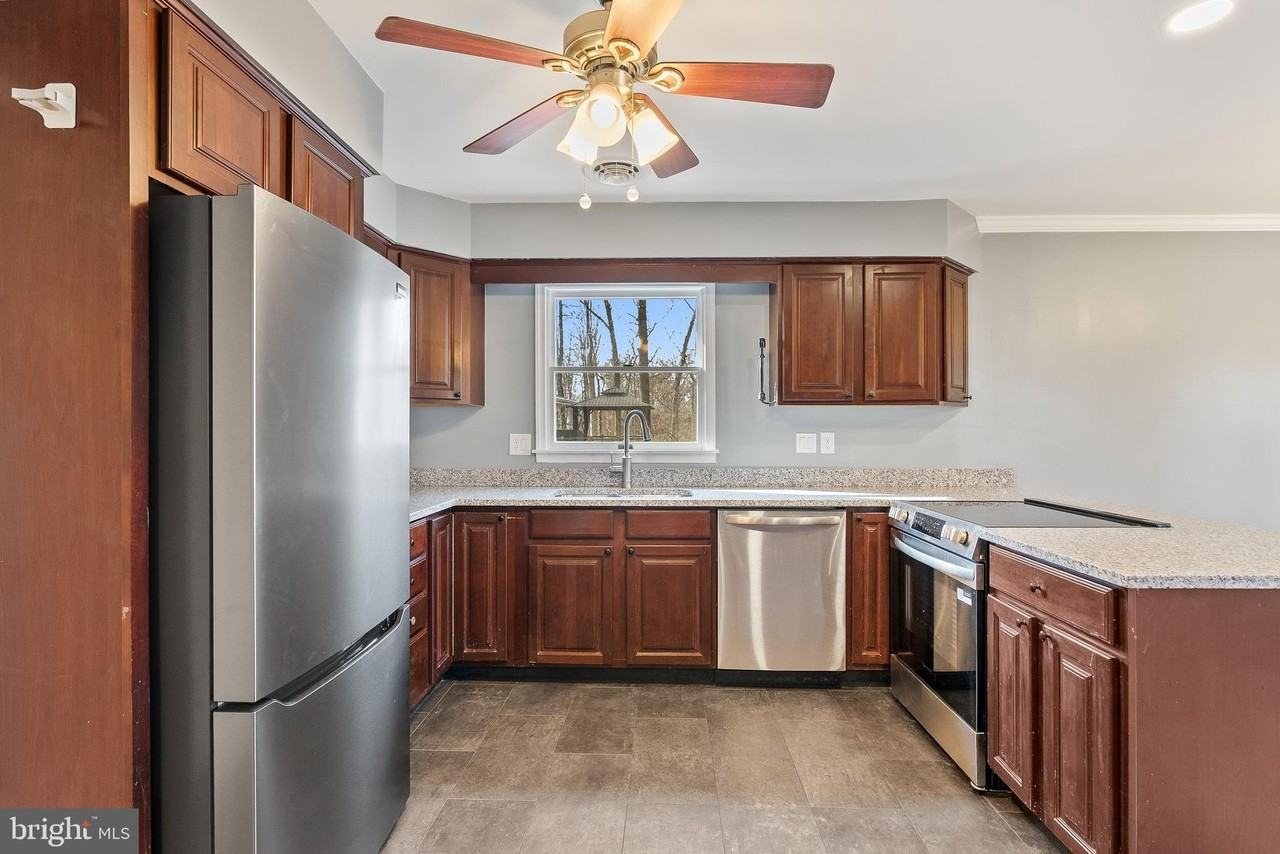 122 Stuart Dr - Photo 4 of 28