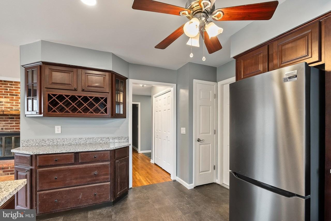 122 Stuart Dr - Photo 5 of 28