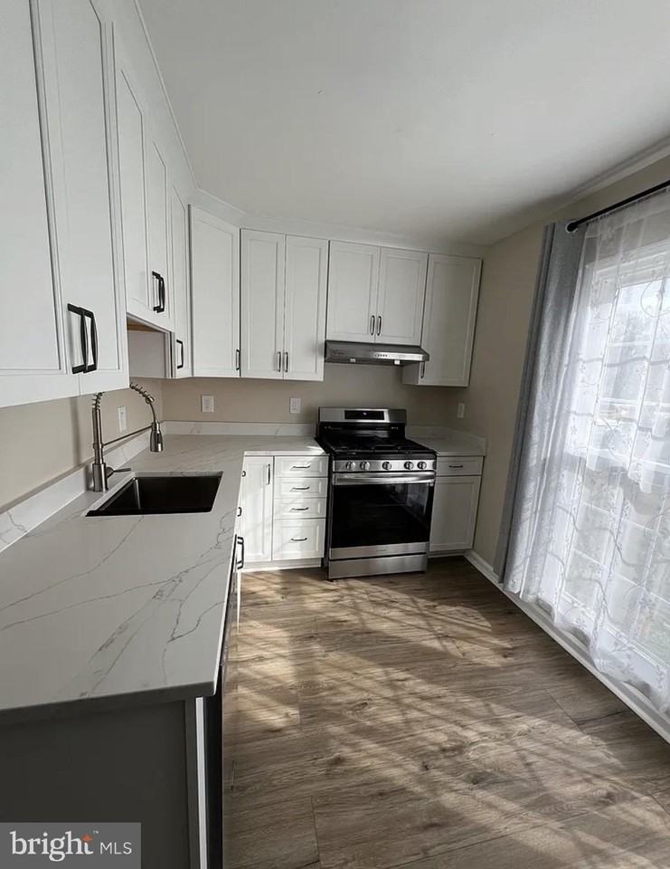 10108 Sabin Dr - Photo 3 of 19