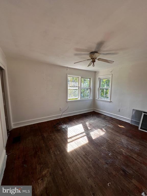 517 Sassafras St - Photo 5 of 9