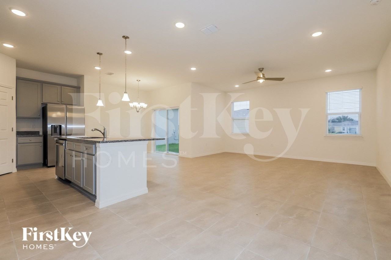 405 Reina Way - Photo 3 of 16