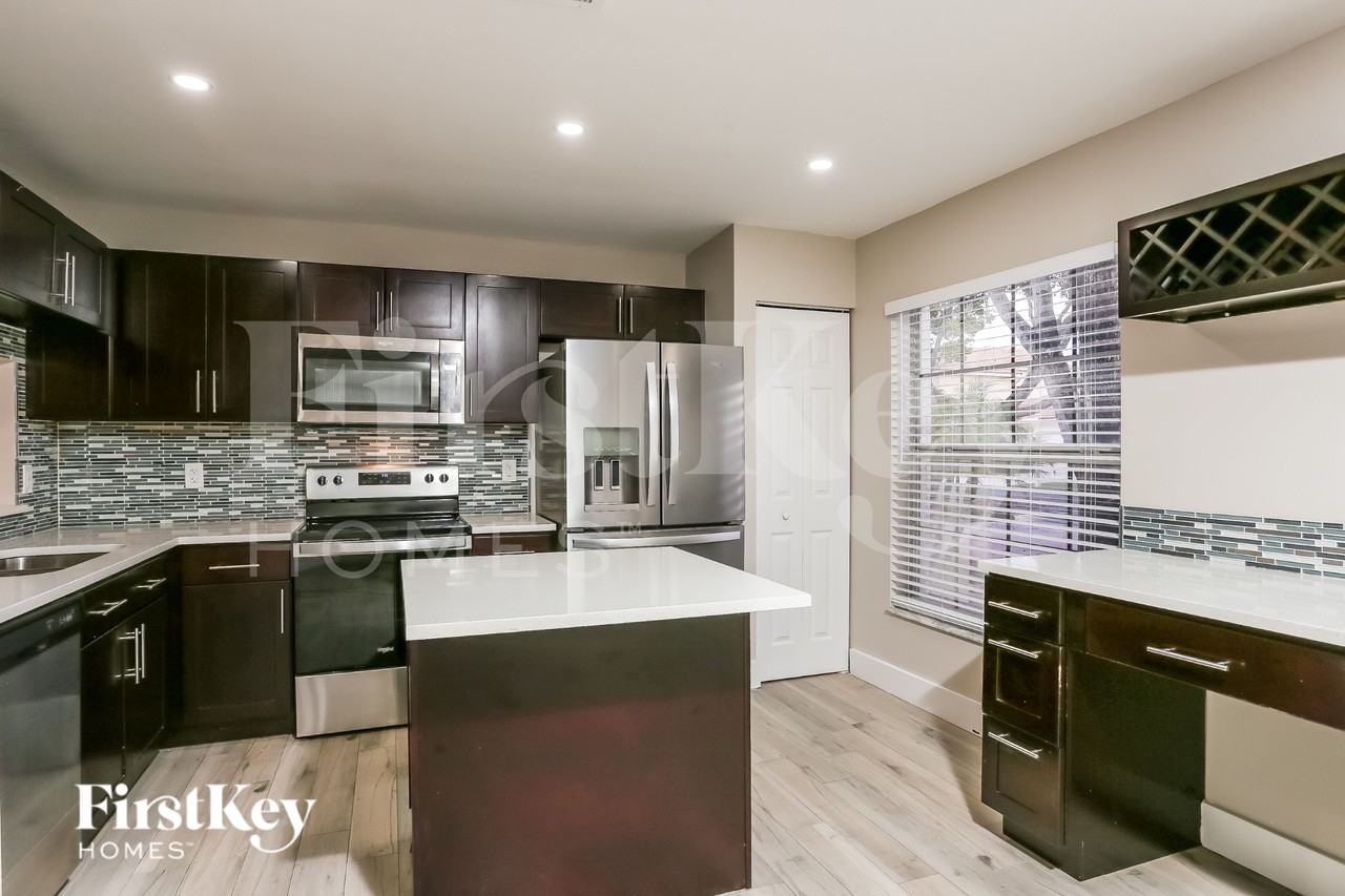 10837 Nw 46th Dr - Photo 5 of 15