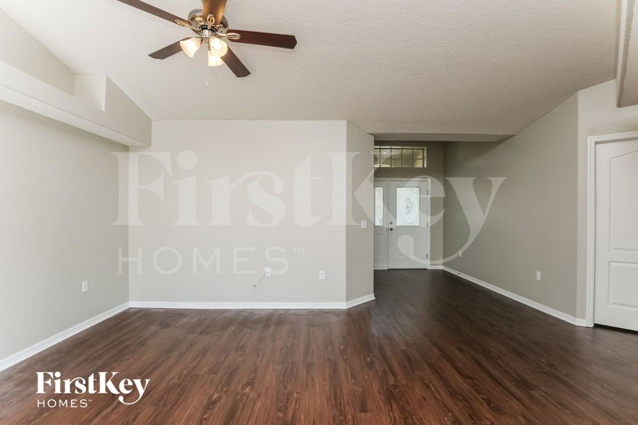 10121 Briar Cir - Photo 2 of 15